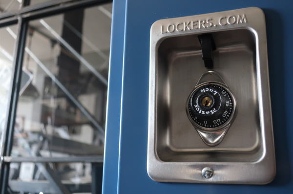 ブルーカラーが魅力的な収納棚