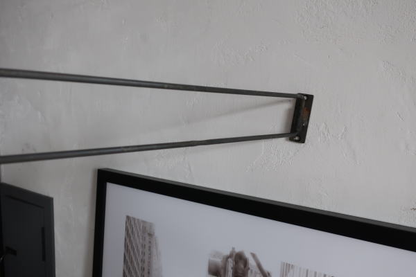 武骨な風合いがおしゃれな可動式ホルダー