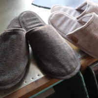 おしゃれな大人空間になじむルームシューズ