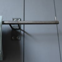 Ｔ字の無機質なバー