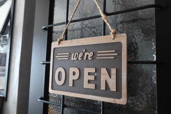 木製の温かみのあるおしゃれなオープン＆クローズ　サインボード