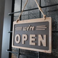 木製の温かみのあるおしゃれなオープン＆クローズ　サインボード