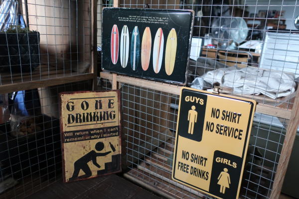 アンティーク風な風合いがおしゃれなメタルプレート