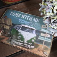 グリーンのクラシックカーが主役のヴィンテージ風看板