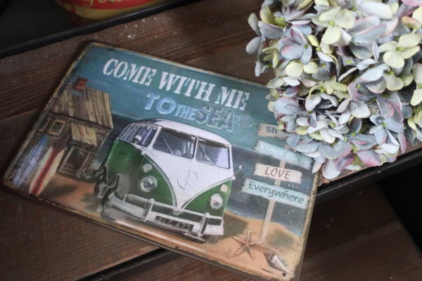 外車とビーチ風景が描かれたTO THE SEAサインプレート