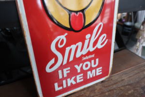 ウィンクしたスマイルが可愛いレトロ風アイアン看板