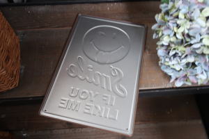 明るいインテリアに映えるアイアン製サインボード