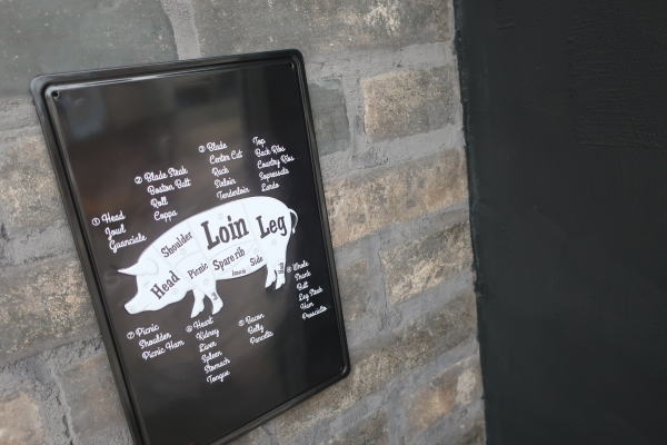 豚の部位を英語で紹介したおしゃれなサインプレート