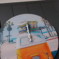 壁に映える直径38cmの丸いガラス時計,車とサーフボードが目を引くデザイン