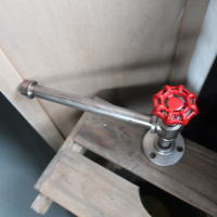 蛇口風デザインが特徴のメタル製壁付けホルダー