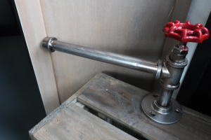 赤い蛇口付きのシングルタイプペーパーホルダー