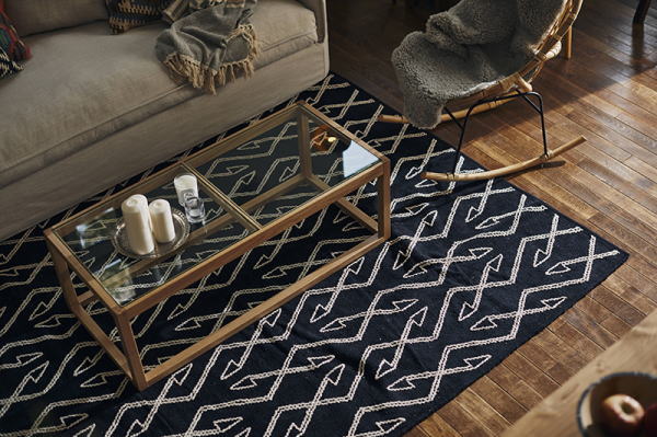 モダンから北欧まで様々なテイストの空間に取り入れやすい幾何学模様のラグ