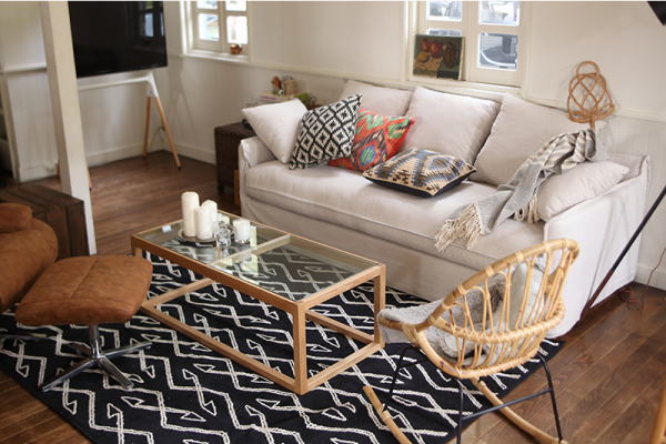 モダンから北欧まで様々なテイストの空間に取り入れやすい幾何学模様のラグ