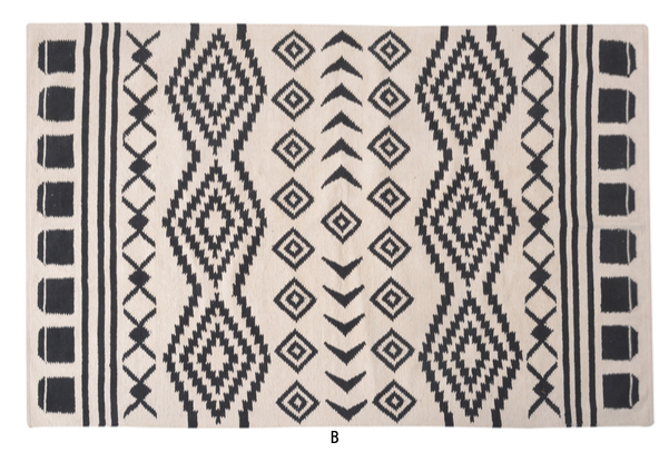 モダンから北欧まで様々なテイストの空間に取り入れやすい幾何学模様のラグ