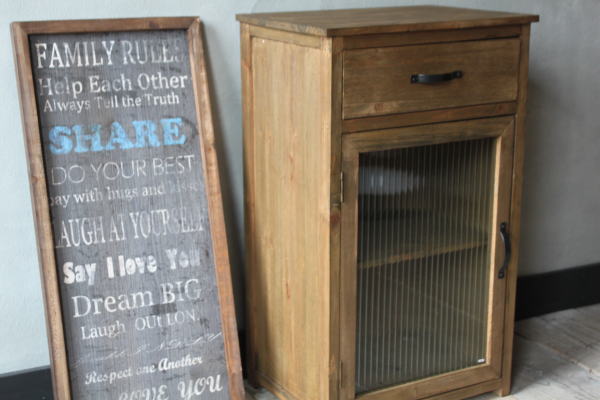 レトロ風なガラスキャビネット