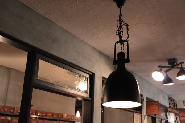 工業系な無機質照明