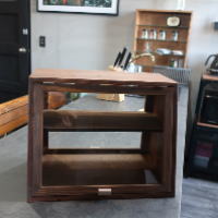 おうちカフェを楽しめるガラスキャビネット