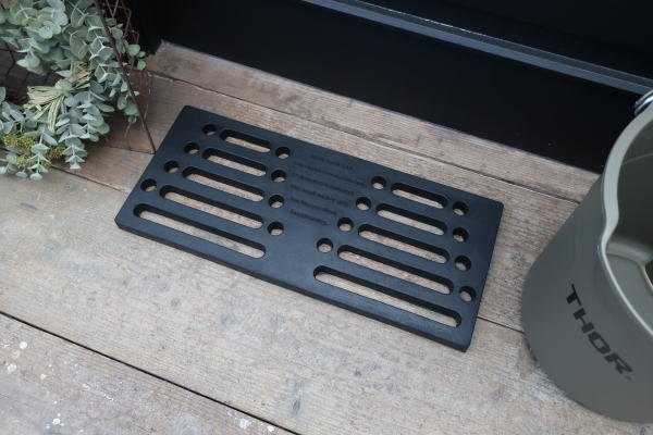 ラバー製で滑りにくく靴底の砂や泥など汚れを落とせる屋外用玄関マット