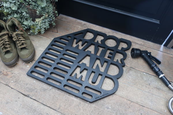 ラバー製で滑りにくく靴底の砂や泥など汚れを落とせる屋外用玄関マット