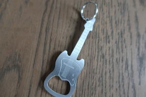 ギターデザインのキーホルダーの販売