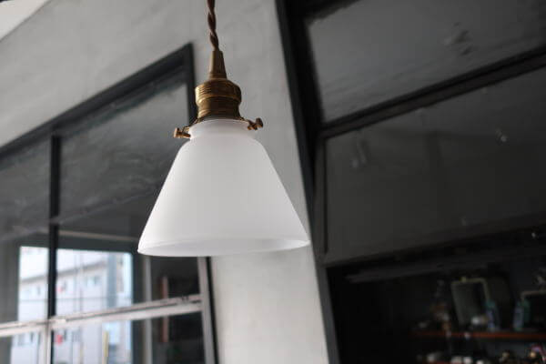 場所を選ばず使える　半透明のシンプルなガラスシェード