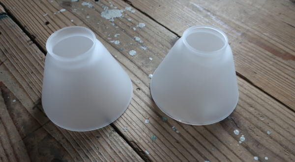 場所を選ばず使える　半透明のシンプルなガラスシェード