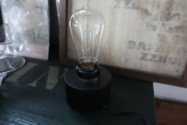 ブラックカラーのコンセント灯具 スポット照明