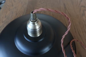 カフェで使いたいメンズライクなペンダントライト