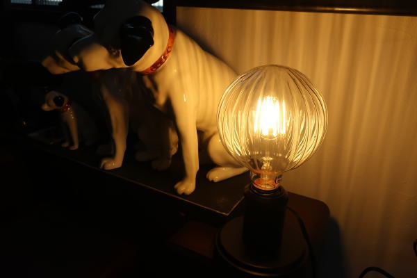 お気に入りの絵を照らすコンセント照明