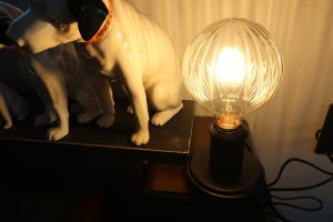 お気に入りの絵を照らすコンセント照明