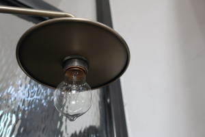 壁付けブラケットと組み合わせたラウンドシェード