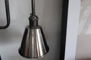 末広がりの円柱フォルムが特徴のメタルシェード