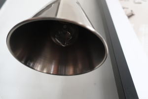 クールな質感のメタルカラーの照明シェード