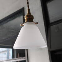 場所を選ばず使える　半透明のシンプルなガラスシェード