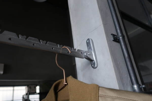 折り畳み式で収納できる　無骨な風合いが魅力のコートハンガー