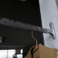 折り畳み式で収納できる　無骨な風合いが魅力のコートハンガー