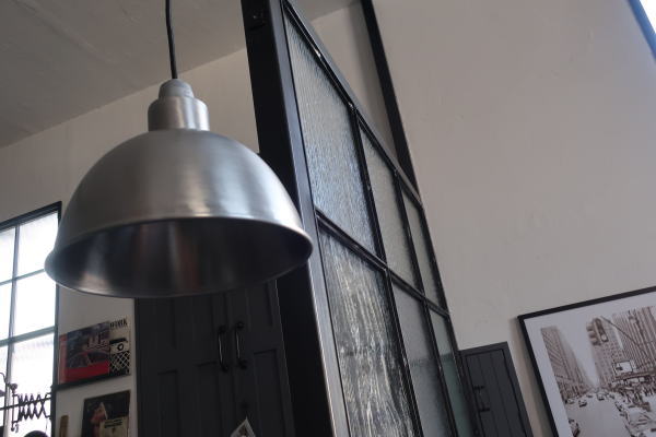 アルミ素材が魅力的な無機質なライト