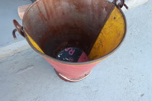 バケツで寄せ植えする