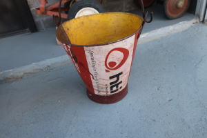 バケツで寄せ植えする