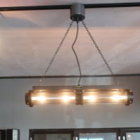 メンズライクなインダストリアル4灯ライト