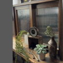 古道具で窓辺をディスプレイするコーデ