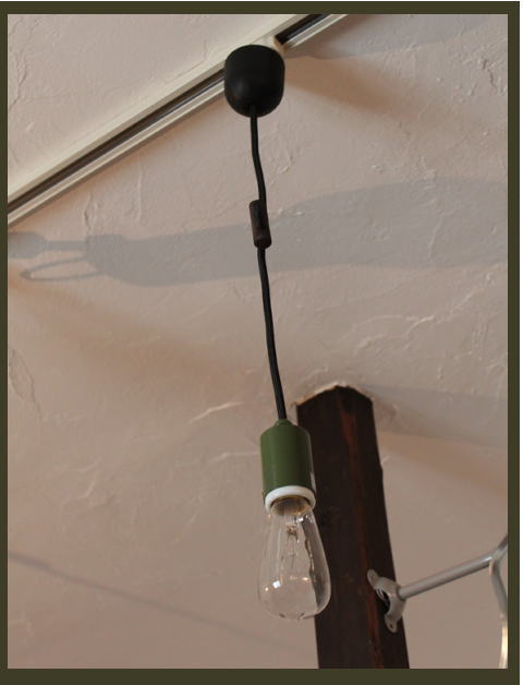 カーキカラーがアクセントになるペンダントライト