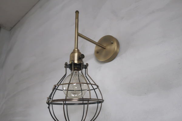 照明 壁付け ガード付き