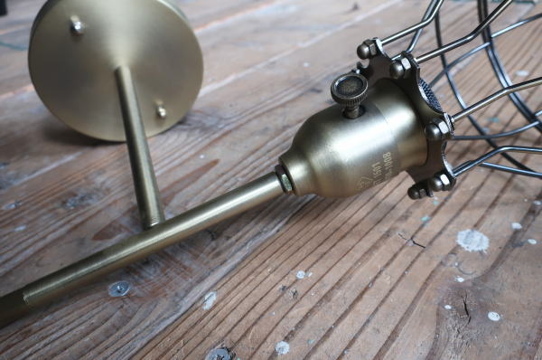 照明 壁付け ガード付き