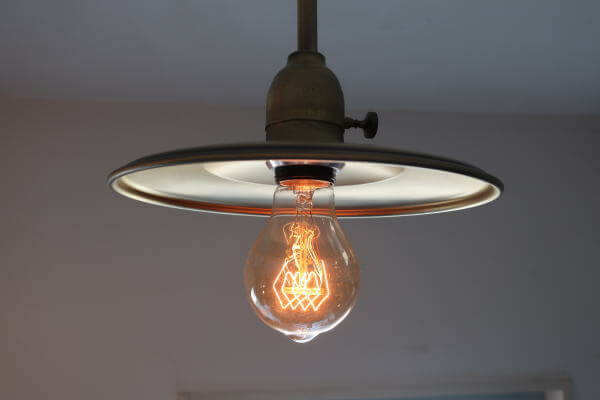 アンティークゴールドの風合いがインダストリアルな雰囲気の　エジソン電球付きペンダントライト