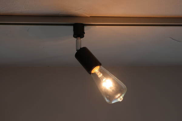 シンプルで使う場所を選ばない　レール用スポットライト照明器具