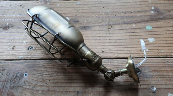 インダストリアルな雰囲気がかっこいいガード付の壁付けライト