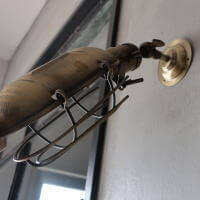 インダストリアルな雰囲気がかっこいいガード付の壁付けライト