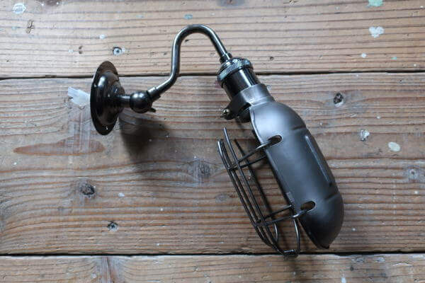 インダストリアルな雰囲気がかっこいいガード付の壁付けライト