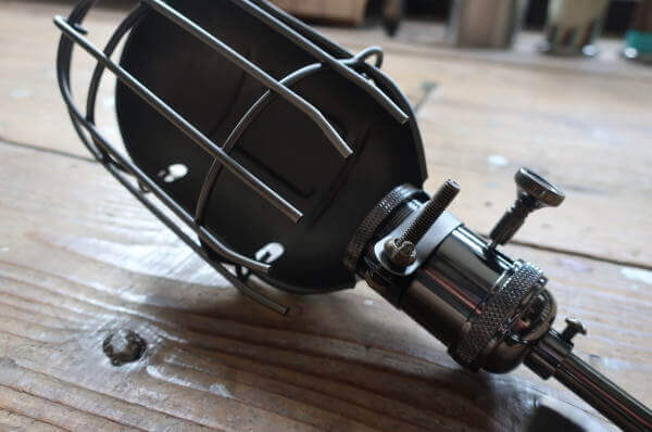 インダストリアルな雰囲気がかっこいいガード付の壁付けライト